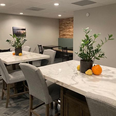 Superior Stay Hotel Marquette Bagian luar foto