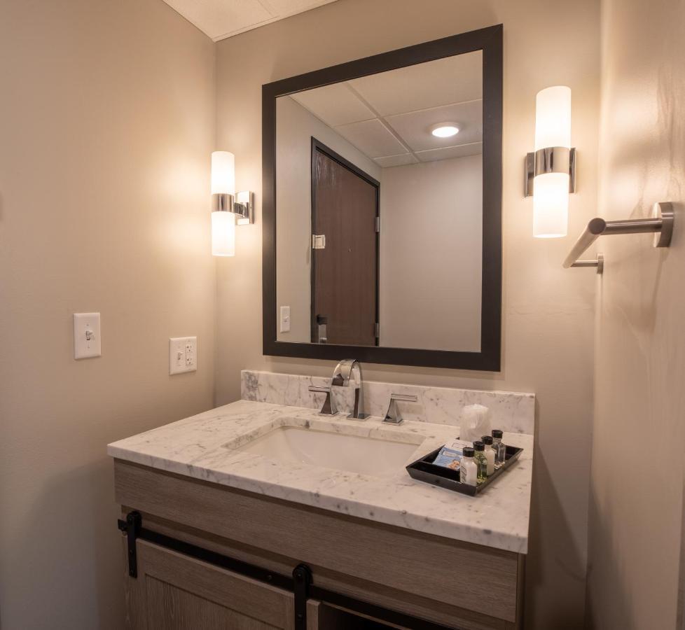 Superior Stay Hotel Marquette Bagian luar foto