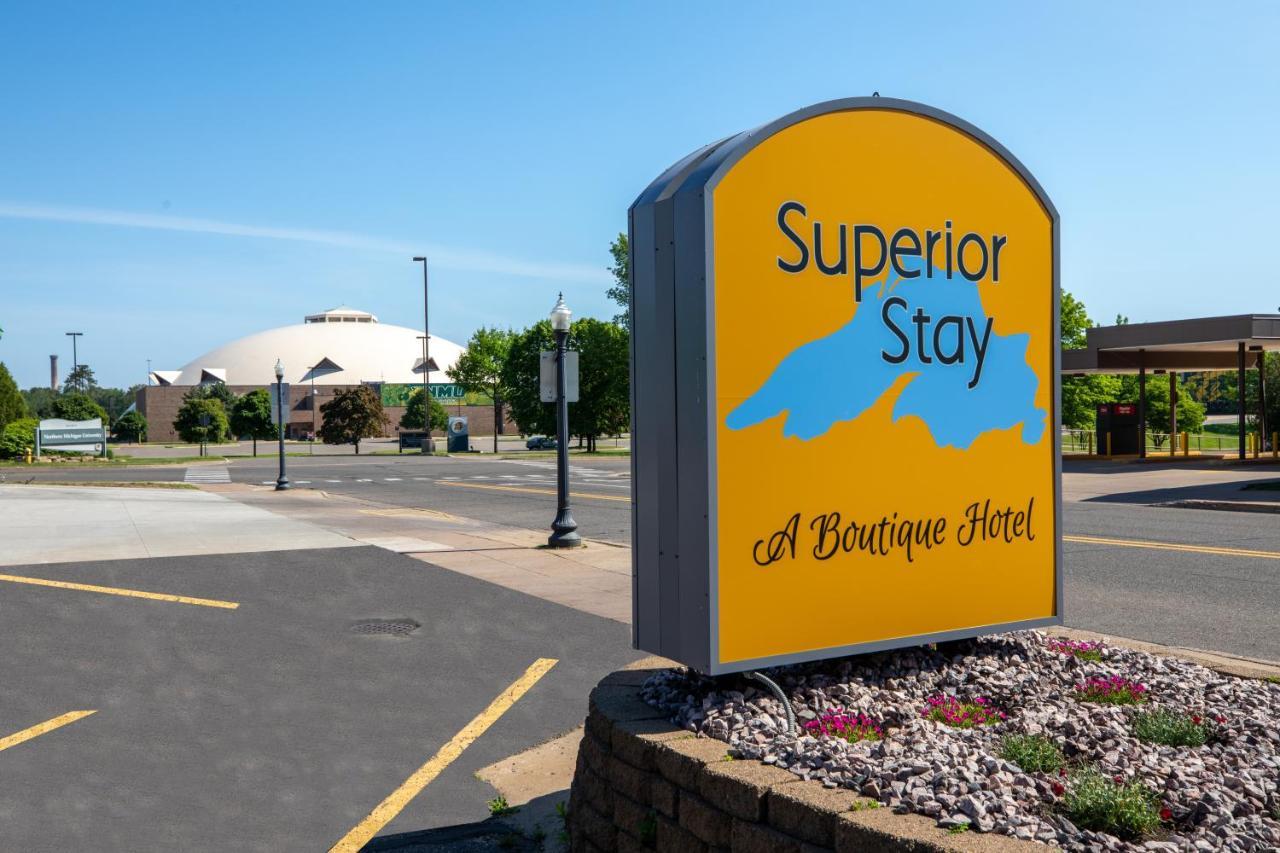 Superior Stay Hotel Marquette Bagian luar foto