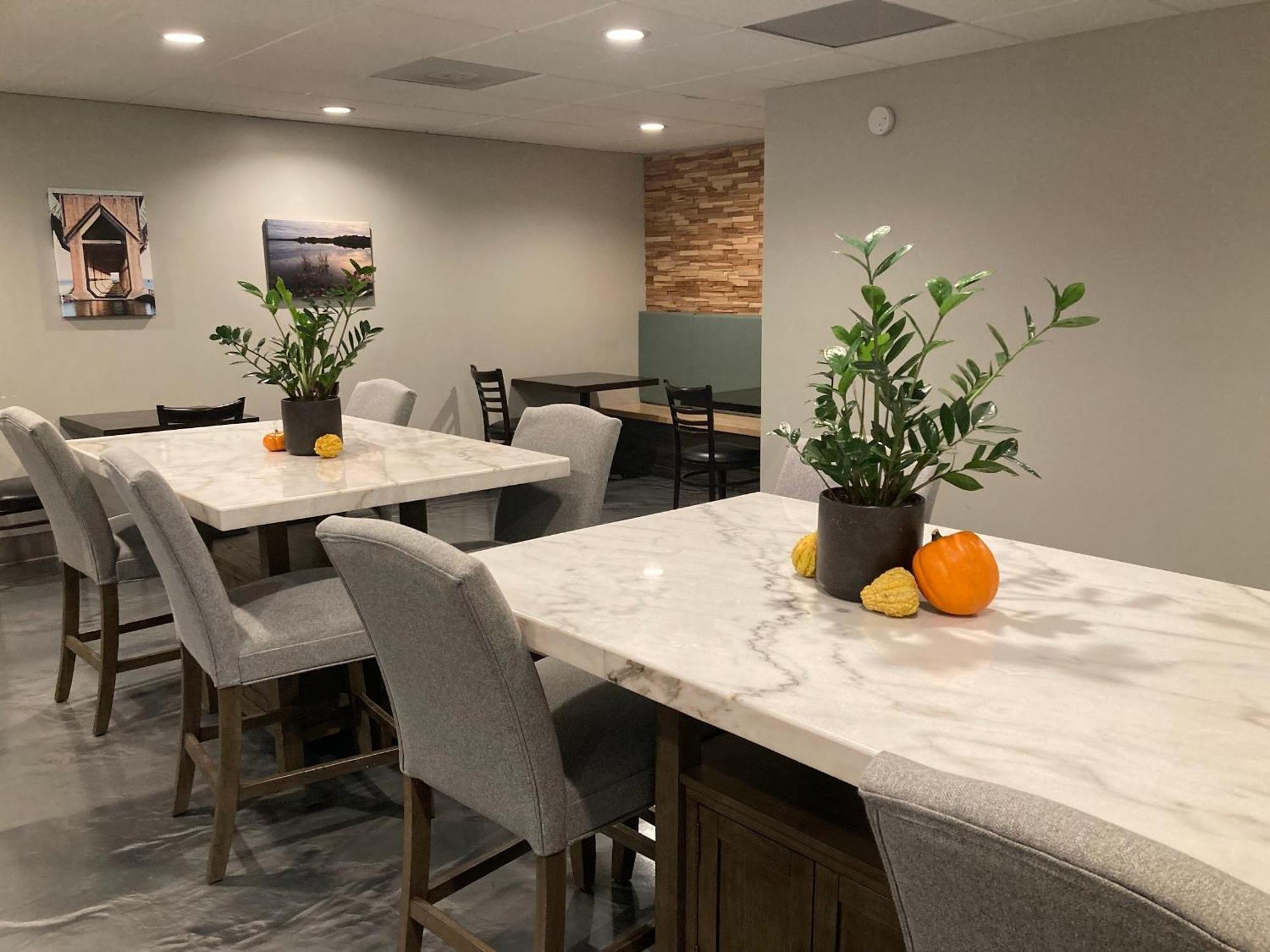 Superior Stay Hotel Marquette Bagian luar foto
