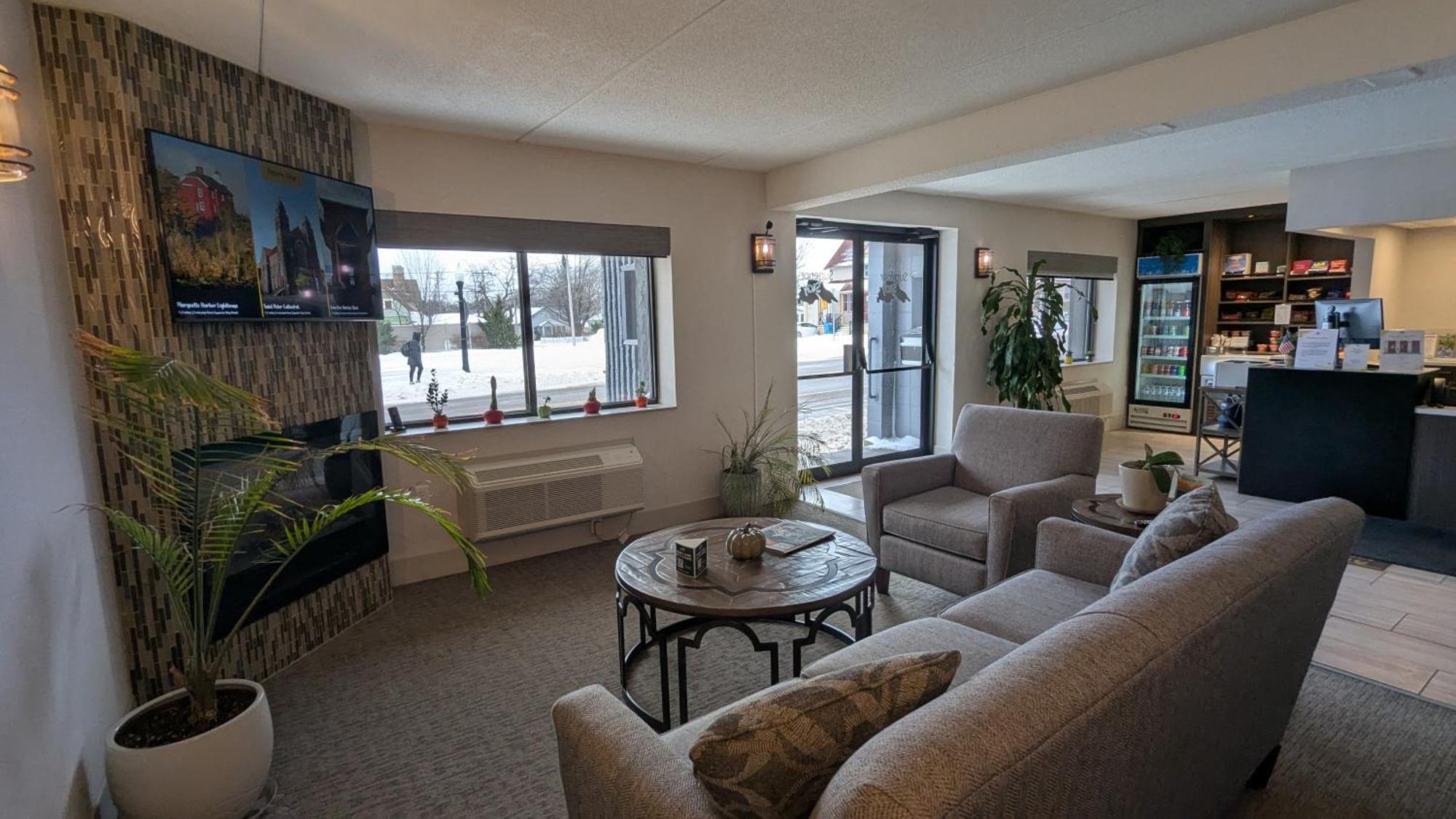 Superior Stay Hotel Marquette Bagian luar foto